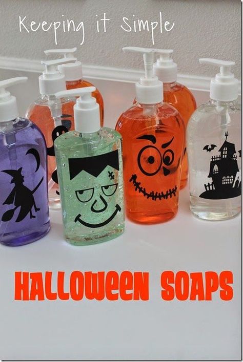 Easy Halloween Craft- Halloween Face Soaps using your Silhouette #Halloween #vinyl #silhouette @keepingitsimple Halloween Soap, Fall Candy, Halloween Idea, Halloween Vinyl, Purple Pumpkin, Party Crafts, Cricut Halloween, Easy Halloween Crafts, Keeping It Simple