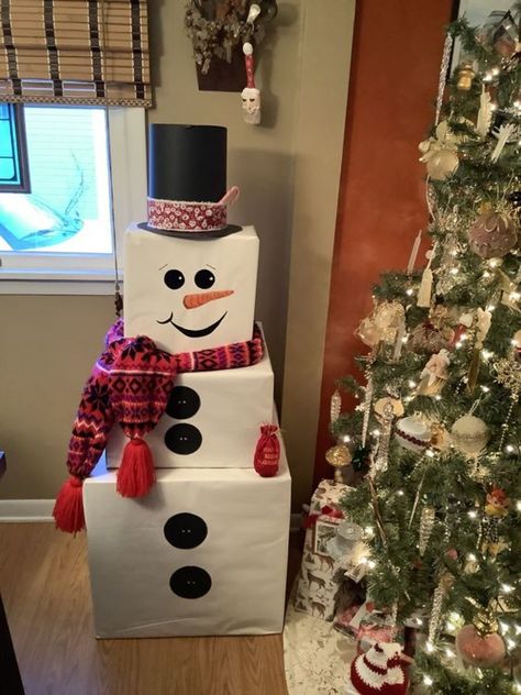 50+ Adorable DIY Snowman Gift Tower Ideas That Are Almost Too Cute to Open | HubPages Gift Tower Ideas, Snowman Gift Tower, Diy Snowman Gifts, Christmas Wrapping Ideas Creative, Christmas Tower, Gift Towers, Snowman Gifts, Xmas Deco, Diy Snowman