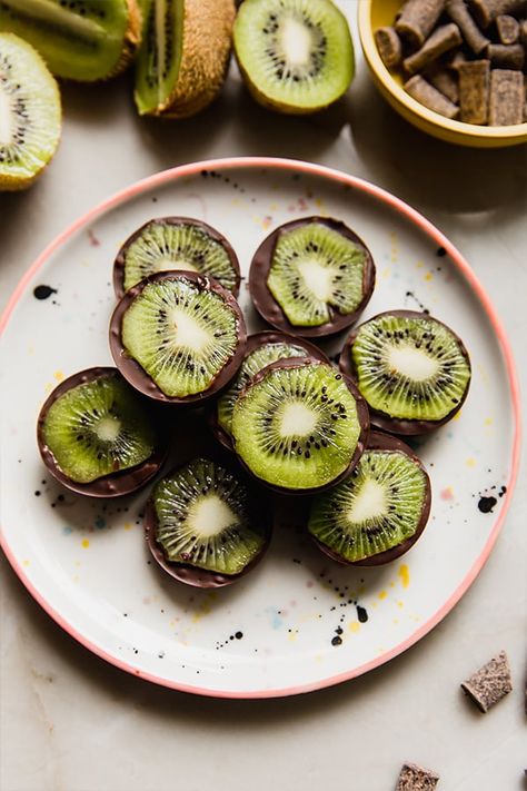 Chocolate Covered Kiwi, Kiwi Recipes Dessert, Freezer Desserts Recipes, Kiwi Dessert, Chocolate Covered Blueberries, Kiwi Recipes, Raw Treats, Puffed Quinoa, Breakfast Appetizers