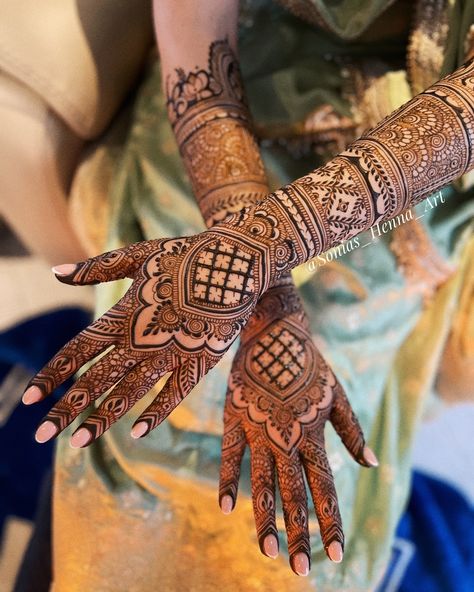 Happy Mehndi Monday!! Bridal Henna by @sonias_henna_art #torontoHenna #hennadesign #bridalhennadesigns #torontoweddingphotographer #bridalhenna #torontohennaartist #toronto_insta #bridal #hennainspire #sajni #hennadesign #mehndidesign #mehndiart Hindu Bride Mehandi Designs, Mehandi Designs Engagement, Henna Designs Bride, Hindu Bridal Mehndi Designs, Bridal Mehendi Designs Latest, Bride Mehndi Designs, Mehandi Ideas, Bridal Mendhi, Indian Wedding Henna