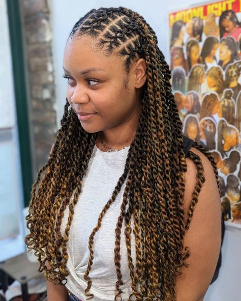 Half-up Passion Twists with Highlights Half Up Half Down Passion Twists, Passion Twists With Highlights, Twist Mohawk Hairstyles, Twist Mohawk, Half Pony Hairstyles, Hairstyle 2023, Twists Hairstyles, Braids Locs, Half Braid