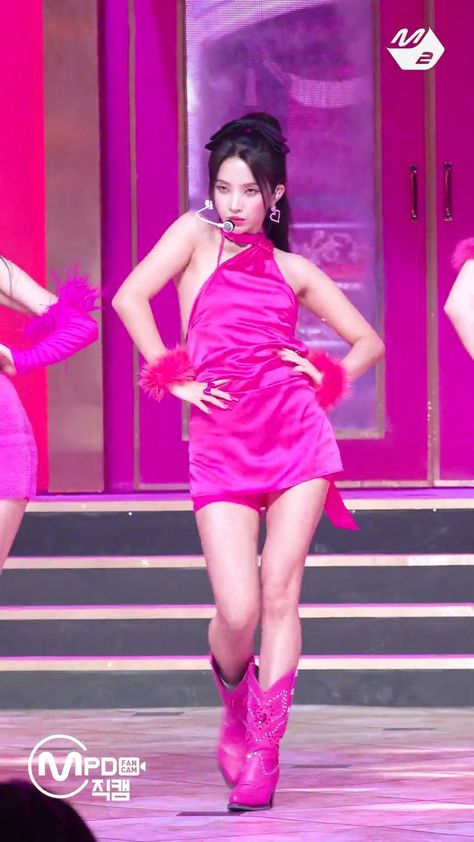 Soyeon Queencard Outfit, Gidle Queencard Outfits Stage, Soyeon Stage Outfits, Soyeon Makeup, Soyeon Outfits, Dancing Pose Reference, Cover Outfits, Twice Outfits, Dancing Pose