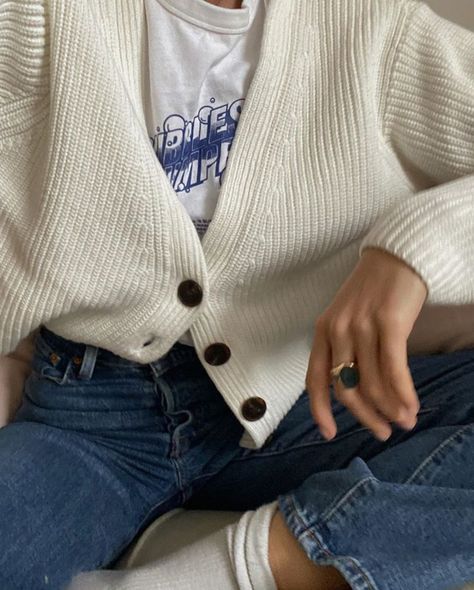 Clothing Inspo Aesthetic, White Cardigan Outfit, Cardigan Fits, Looks Pinterest, Cardigan Outfit, Mode Inspo, White Cardigan, 가을 패션, Looks Style