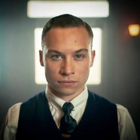 How to Get The Peaky Blinders Haircuts From Peaky's Own Barber – Regal Gentleman Tommy Shelby Haircut, Michael Peaky Blinders, Shelby Haircut, Tommy Shelby Hair, Peaky Blinders Haircut, Peaky Blinders Hair, Iconic Haircuts, Oswald Mosley, Arthur Shelby