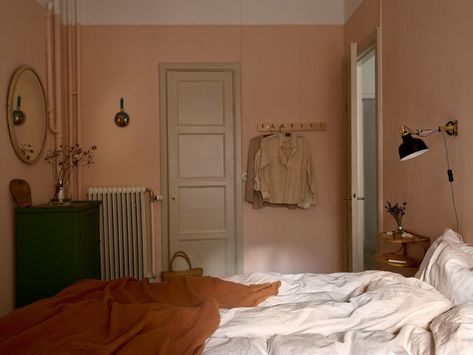 Colorful Interiors Scandinavian, Pink Scandinavian Bedroom, Pink Accent Bedroom, Small Bedroom Colors, Soft Color Bedroom, Colorful Scandinavian Interior, Pastel Pink Bedroom, Bedroom Painting Ideas, Modern Kitchen Extensions