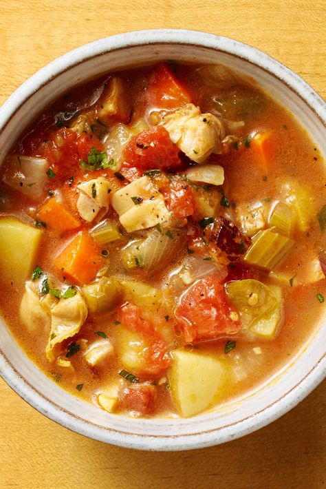 NYT Cooking: You either like Manhattan clam chowder or you don’t. James Beard famously called it “horrendous.” But the chowder has its fans — the acidity of the tomatoes helps temper the salinity of the broth, and offers a pleasing sweetness besides. Green peppers and carrots add to the effect, and the garlic and red-pepper flakes speak to New York’s immigrant past. It is certainly�.. Quahog Recipes, Manhattan Clam Chowder Recipe, Manhattan Clam Chowder, Clam Chowder Recipe, Delicious Soups, Chowder Soup, Gold Potatoes, Chowder Recipe, Green Peppers