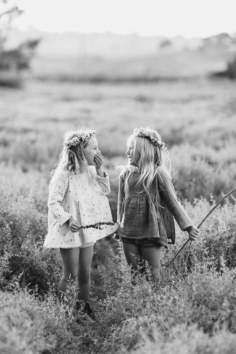 Poppy Photography, Sibling Photo Shoots, Sisters Photoshoot Poses, Sister Photography, Sibling Poses, Sibling Photos, Sister Pictures, Sisters Photoshoot, Farm Kids