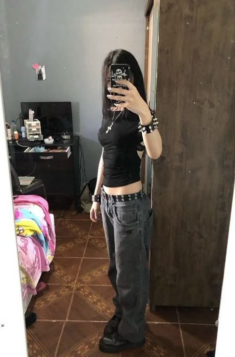 Darker Aesthetic Outfits, Emo Hiking Outfit, Comfy Outfits Grunge, Rock Y2k Outfits, Leggings Outfit Grunge, Goth Brunch Outfit, Grunge Rock Outfits, Women's Grunge Fashion, Grunge Dress Outfit