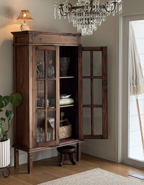 China Cabinet Aesthetic, Empty Hallway Ideas, Vintage Cabinets Kitchen, Zara Home Interiors, Small China Cabinet, Antique Living Room, Italian Home Decor, Curio Cabinet, Home Room Design