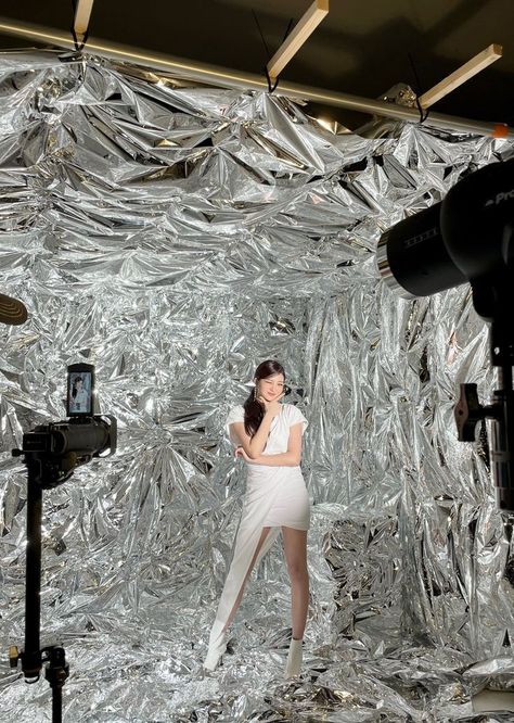 Futuristic Party Decorations, Futuristic Decorations Parties, Futuristic Party Decor, Futuristic Party Theme, Mylar Photoshoot, Foil Backdrop, Futuristic Party, Silver Backdrop, Studio 54 Party