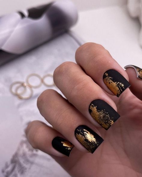 Black Gold Nails, Black Nails With Glitter, Mens Nails, Manicure Nail Designs, Hippie Nails, Gelish Nails, Nails Manicure, Foil Nails, Nails Desing