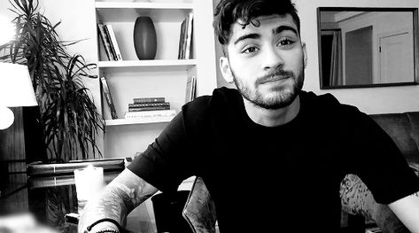 #wattpad #fanfiction Or where the cold-hearted, badass Liam Payne with a terrible temper and a hate for everyone and everything develops a soft spot for the adorable and innocent freshman by the name of Louis Tomlinson. Only because the smol boy is the only thing in this world that keeps the tol man sane. I will warn y... Zayn Malik Gif, Zayn Gif, Gigi Hadid And Zayn Malik, Gigi Hadid And Zayn, One Direction Videos, 1d And 5sos, King Of My Heart, Zayn Malik, Dark Aesthetic