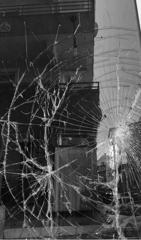 Smashed Glass Aesthetic, Broken Glass Snap, Shattered Glass Wallpaper, Broken Mirror Aesthetique, Mirror Wallpaper Iphone, Smashed Mirror, Mirror Wallpaper, Mirror Maze, Shattered Mirror