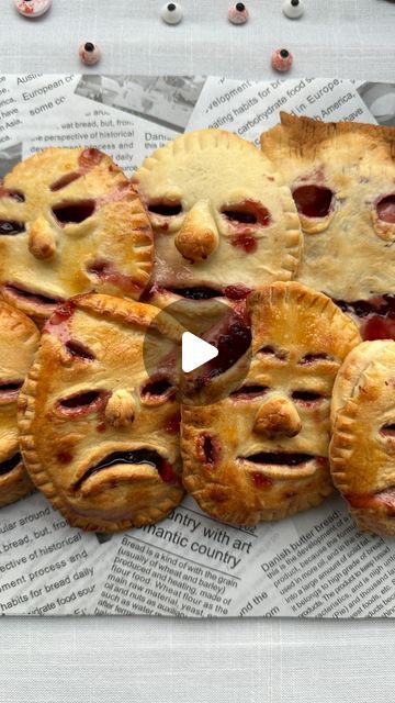 Tinka | Fruits & Snacks on Instagram: "Halloween Pies 💀🎃 These cherry pies are perfect for kicking off Halloween. Face pies are super easy to make, and you only need 3 ingredients! 🍒

Ingredients:
- Pie dough (you can use any dough you like)
- Cherry jam
- Eggs

For each pie face, you’ll need two circles of dough. Cut a face into one of the circles. Spread cherry jam on the other circle and place the face dough on top. Seal the edges with a fork and brush with egg wash. Bake the cherry pies in the oven at 200°C for 15 minutes. Enjoy your spooky Halloween pie! 

Save this recipe for more Halloween snack ideas! ✨

#halloweenpie #pie #handpie #pies #handpies #facepie #facepies #halloween #halloweensnacks #halloweensnackideas #halloweenfood #halloweentreats #halloweenpartyfood #halloweenide Halloween Berry Pie, Pie With Face, Halloween Face Pie, Scary Face Pie, Halloween Pies Ideas, Halloween Hand Pies, Face Pie, Halloween Pies, Halloween Pie