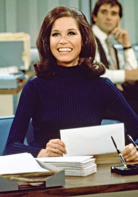 Mary Tyler Moore Hair, Mary Tyler Moore Fashion, Nora Ephron Aesthetic, Mary Tyler Moore Style, Mary Taylor Moore, Valerie Harper, Working Girl Style, Mary Tyler Moore Show, Nora Ephron