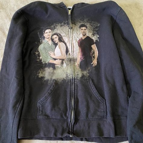 2000s breaking dawn part 1 twilight zip up hoodie🖤 Twilight Zip Up Hoodie, Twilight Wedding Scene, Twilight Hoodie, Twilight Clothes, Twilight Merch, Liz Gilles, Twilight Outfits, Twilight Saga New Moon, Twilight Moon