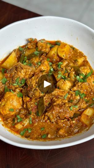 21K views · 2.5K reactions | This chicken curry is slightly different from the regular or traditional Sinhalese chicken curry; however, it’s equally good. 👌🏽 

I love how the recipe calls for yogurt instead of coconut milk, and the addition of potatoes makes it a perfect weeknight meal with some rice!

Sri Lankan Muslim Chicken Curry

Chicken Marinade

750g curry-cut chicken 
Salt 
Juice of 1/3 lime 
2 tbsp yogurt 
1/3 tsp turmeric 
1 tbsp ginger-garlic paste 
1 tbsp black pepper powder 
2/3 tbsp chili powder 
1 tbsp coriander powder 
2/3 tbsp roasted curry powder or meat curry powder 
3 green chilies, chopped 

Curry Base

2 tbsp coconut oil (or more) 
1/2 stick of Ceylon cinnamon 
2/3 tbsp cumin seeds 
3 cardamom pods, crushed 
1 large sprig of curry leaves 
1.5 large red onions, chopp Curry Chicken Marinade, Curry Base, Chicken Korma Recipe, Family Meal Prep, Indian Meals, Korma Recipe, Curry Stew, Curry Ingredients, Chicken Korma