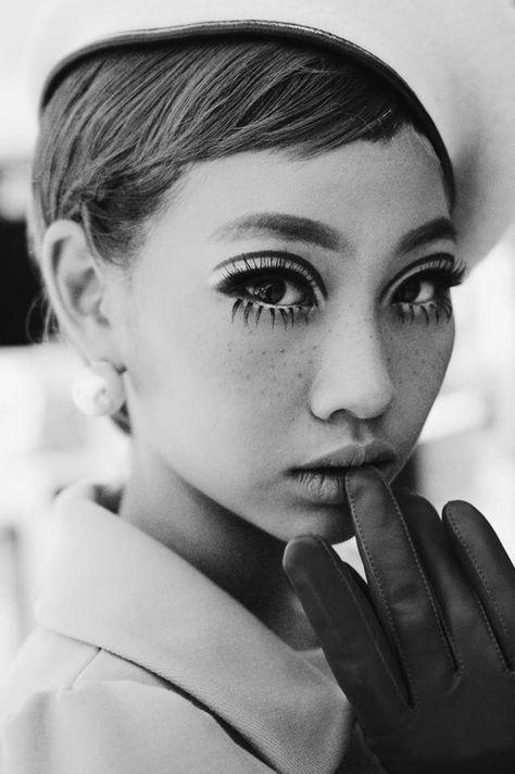 60s Eye Makeup, Twiggy Makeup, Jung Hoyeon, 60s Makeup, Makeup Asian, 70s Makeup, Hoyeon Jung, 60s Hair, Retro Makeup