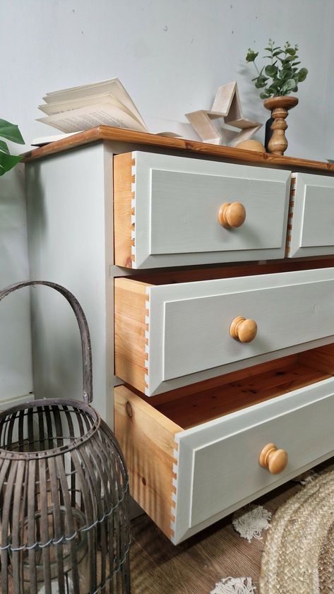 Pine Drawers Makeover, Pine Green Bedroom, Mexican Style Kitchens Ideas, Chest Of Drawers Upcycle, Painted Pine Furniture, Chest Of Drawers Makeover, Osmo Oil, Annie Sloan Painted Furniture, Pine Chest Of Drawers