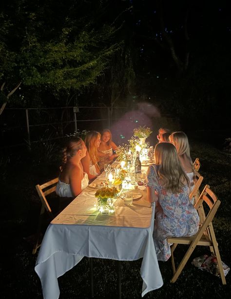 Garden Party Wedding Night, Evening Garden Birthday Party, Dinner Party Decorations Simple, Backyard Family Dinner Party, Lunch Garden Party, Lawn Dinner Party, Gazebo Dinner Party, Outside Summer Dinner Party, Birthday Dinner Outside Party Ideas