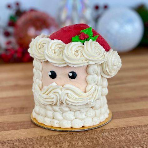 Santa Cake Ideas, Red Velvet Bundt Cake Recipe, Basic Cake Decorating, Santa Claus Cake, Christmas Cupcake Cake, Red Velvet Bundt, Buttercream Recipes, Icing Glaze, Christmas Desserts Cakes