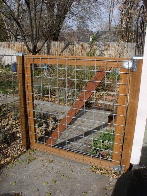 Do you need a fence that doesn't make you broke? Learn how to build a fence with this collection of 27 DIY cheap fence ideas. Portable Dog Fence, Diy Dog Fence, Diy Garden Fence, Fence Doors, Cheap Fence, Cheap Backyard, Garden Ideas Cheap, Garden Privacy, Diy Fence