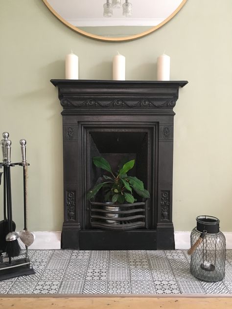 Cast Iron Fireplace Decor, Black Cast Iron Fireplace, Cast Iron Fireplace Surround, Cast Iron Fireplace Surround With Tiles, Cast Iron Fireplace Bedroom, English Cast Iron Fireplace, Victorian Fireplace Green Tiles, Antique Cast Iron Fireplace, Edwardian Cast Iron Fireplace