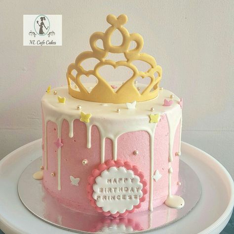 Simple princess dripping cake Princess Drip Cake, Simple Disney Princess Cake, Princess Cake Simple, Princes Cakes Birthday, Small Princess Cake, Simple Princess Cake, Princess Theme Birthday Cake, Princes Cake, Princess Cake Ideas