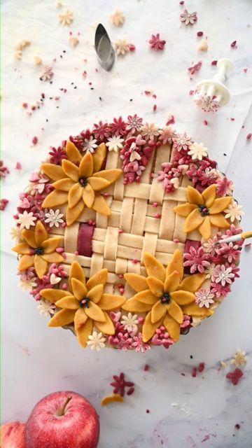 Birthday Apple Pie, Decorative Apple Pie, Decorated Apple Pie, Apple Pie Crust Designs, Apple Pie Decoration, Pie Competition, Fancy Pies, Apple Pie Designs, Raven Wedding