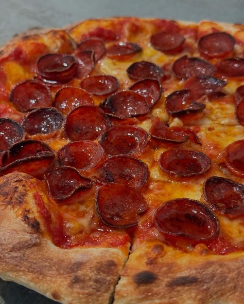 Greg’s Pizza Joint | #pizza #pizzatime #sizzle #pizzaoven #pizzaaddict #crispy #gozneydome #pizzapie #sauce #crunch #pepperonipizza #crunchy #foryou #foryoupage… | Instagram Digiorno Pizza, Craving Pizza, Yummy Comfort Food, Weird Food, Food Recepie, Good Pizza, Food Obsession, Pretty Food, Food Cravings