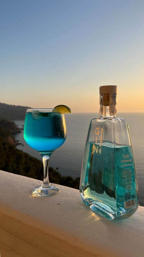 Cool Drinks Aesthetic, Drink Alcohol, Blue Drink, Drinks Alcohol, Drinks Aesthetic, Fancy Cocktail Aesthetic, Cocktail Beach Aesthetic, Pretty Cocktails Aesthetic, Beach Cocktails Aesthetic