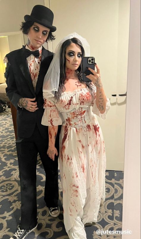 💌 Zombie Wedding, Zombie Clothes, Zombie Halloween Costumes, Wedding Dress Costume, Zombie Walk, Zombie Costume, Couple Halloween, Couple Halloween Costumes, Couples Costumes