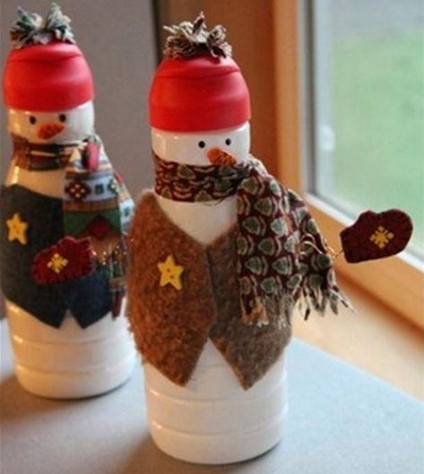 Recycle your household items for new use. A Christmas character this adorable is sure to be a hit, and it's very useful. Click for the tutorial for these sweet Creamer Bottle Snowmen! Coffee Creamer Bottle Crafts, Christmas Creatives, Coffee Creamer Bottles, Coffee Creamer Container, Bottle Snowman, Homeroom Mom, Creamer Bottles, Creamer Container, Snowmen Crafts