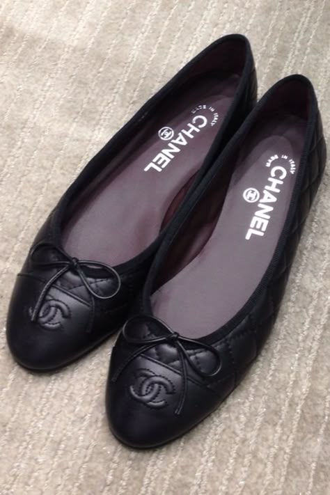 Chanel shoes - yes please! Chanel Black Flats, Chanel Ballerina, Moda Chanel, Chanel Flats, Chanel Couture, Fabulous Shoes, Pretty Shoes, Dream Shoes, Chanel Black