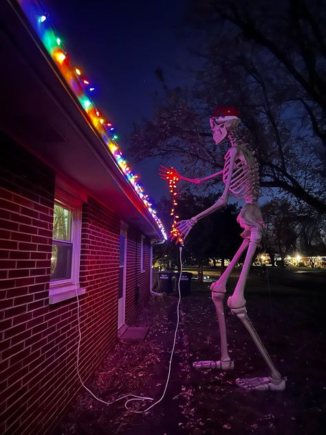 Thanksgiving Yard Decorations, Skeleton Decorations Outdoor, Halloween Yard Displays, Scary Halloween Decorations Outdoor, Halloween Fireplace, Skeleton Christmas, Halloween Outside, Creepy Christmas, Skeleton Decorations