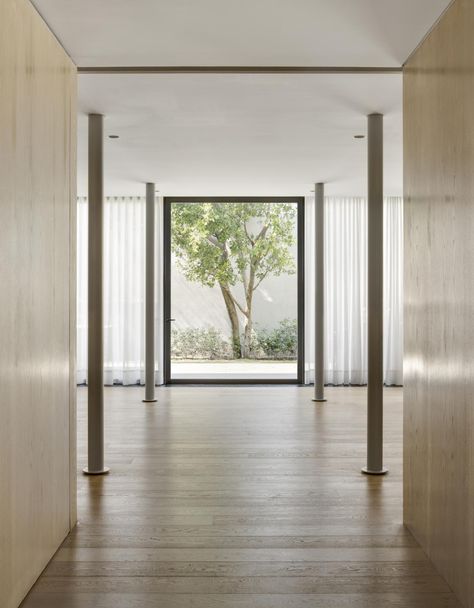 Calming interiors characterise a 1950s mid century modern house in Mexico City Dark Grey Houses, Biophilic Architecture, Calming Interiors, Houses In Mexico, 1950s House, Plans Architecture, Mid Century Architecture, Grey Houses, Interior Garden