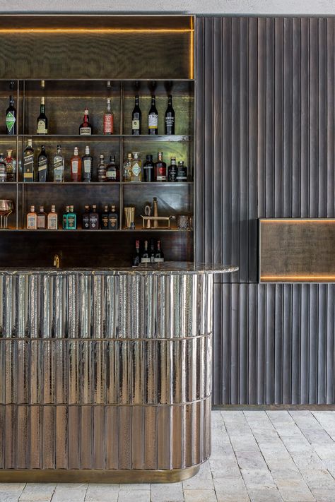 Realisations - Atelier Franssens Swanky Bar Design, Restaurant Bar Shelving, Kelly Wearstler Bar, Modern Industrial Bar, Moody Bar, Navy Bar, Cafe Bar Design, French Bar, Bar Counter Design