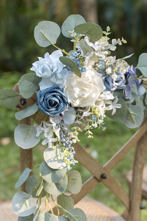 Floral Chair, Tafel Decor, Handmade Bouquets, Wedding Chair Decorations, Blue Wedding Flowers, Dusty Blue Weddings, Vintage Wedding Decorations, Chair Decorations, Wedding Aisle