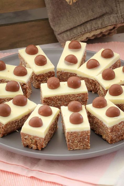 Malteser Slice, Recipes Treats, Slice Recipes, No Bake Slices, Tray Bake Recipes, Chocolate Dessert Recipes, No Bake Treats, Food Cakes, Biscuit Recipe