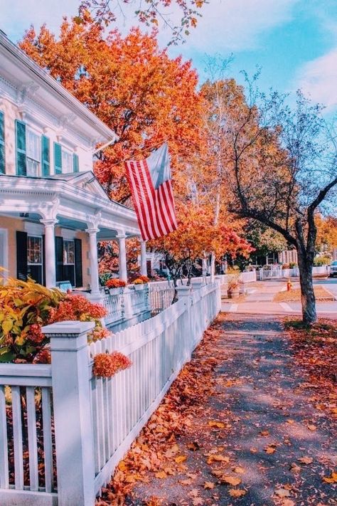 Vermont Architecture, Fall Town, Fall House, Studera Motivation, New England Fall, Autumn Foliage, White Picket Fence, Fall Inspiration, Autumn Scenes