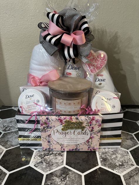 Diy Mother's Day Gift Basket, Spa Baskets, Pink Gift Basket, Making A Gift Basket, Mothers Day Balloons, Mothers Day Baskets, Unique Gift Baskets, Gift Baskets For Him, Basket Gifts