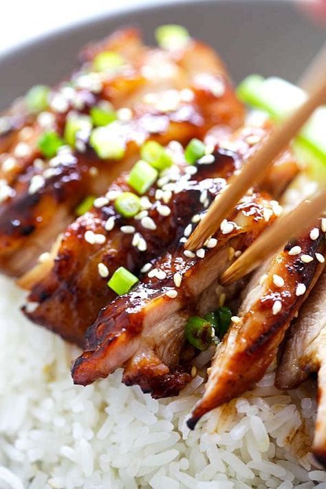 Soy-Glazed Chicken – the best soy-glazed chicken recipe ever. Made with soy sauce, five spice powder and sugar, this sticky and savory chicken is crazy good! Steam Chicken Recipe, Slow Cooker Asian, Asian Chicken Recipes, Steamed Chicken, Rasa Malaysia, Chicken Recipes Video, Soy Recipes, Healthy Chicken Dinner, Glazed Chicken