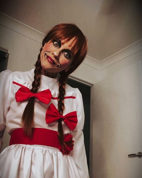 Shiani Barnett Cosplay on Instagram: “Annabelle #annabelle #annabellecosplay #annabellecomeshome #annabelle3 #annabellecreation #annabellemakeup #annabellecostume #horrorcosplay…” Annabelle Halloween Makeup, Annabelle Halloween Costume, Annabelle Cosplay, Annabelle Makeup, Annabelle Costume, Annabelle Halloween, Annabelle Creation, Belle Cosplay, Anna Bell