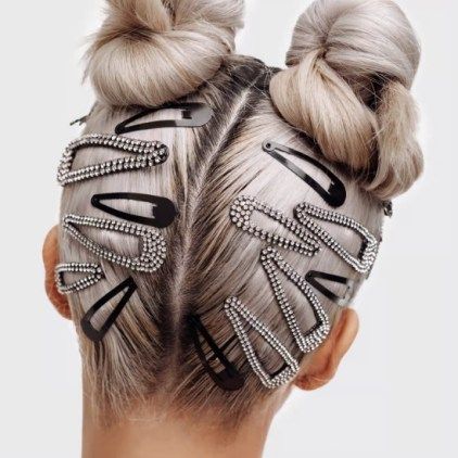 Trendy festival hairstyle ideas for long and short hair - Miss M.V. Buns Short Hair, Space Buns Short Hair, Short Hair Clips, Kitsch Hair, Hair Clips 90s, Undercut Designs, Bobby Pin Hairstyles, Hair Styles Ideas, Space Buns