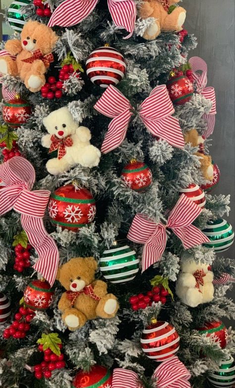 Christmas Tree Bear Theme, Teddy Bear Christmas Tree, Rose 2022, Teddy Bear Centerpieces, Quirky Christmas Gifts, Bear Christmas Tree, Teddy Bear Christmas, Small Teddy Bears, Peppermint Christmas