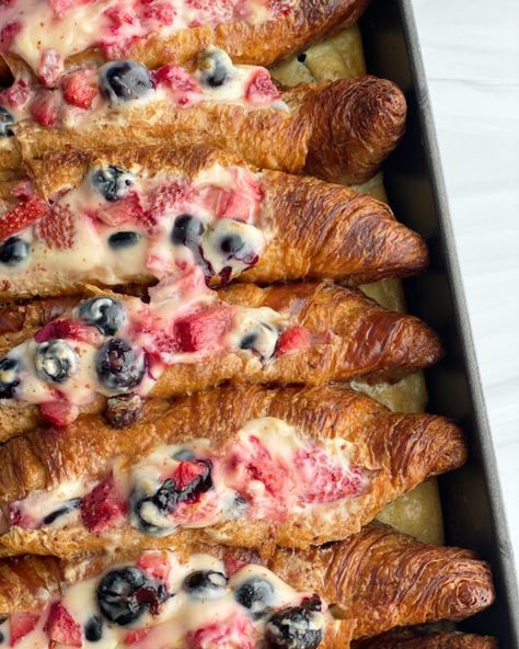 French Toast Recipe Stuffed, Berry Stuffed Croissant French Toast, Easy Fancy Breakfast Ideas, Fancy Breakfast Ideas, Unique Breakfast Ideas, Strawberry French Toast Bake, Strawberry Stuffed French Toast, Cheesecake French Toast, Breakfast Desserts