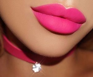 makeup Beauty Entrepreneur, Hot Pink Lips, Kylie Lips, Pink Choker, Natural Blush, Catty Noir, Pink Lip Gloss, Kissable Lips, Pink Lipstick