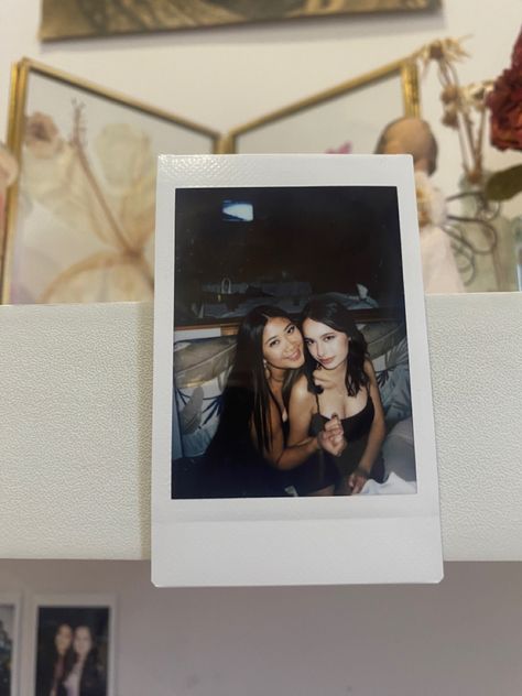 Polaroid Inspired Photos, Best Friend Polaroid Pictures Aesthetic, Polaroid Pics Ideas, Polaroid Aesthetic Friends, Polaroid Inspo Friends, Cute Polaroid Pictures With Friends, Polaroid Friends Aesthetic, Polaroid Poses Friends, Best Friend Polaroid Pictures