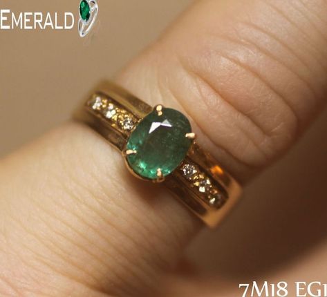 Emerald Ring Design, Open Circle Ring, Karma Jewelry, Couple Ring Design, Ring Indian, Womens Rings, Oval Stud Earrings, Antique Jewelry Indian, Gold Pendant Jewelry