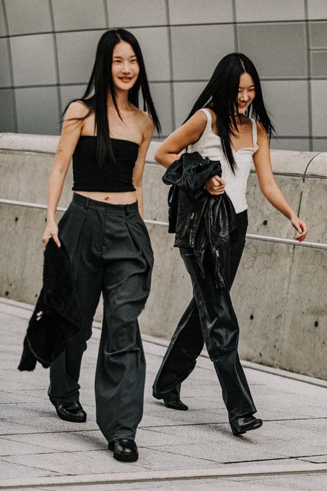 Korean Streetwear Fashion Women, Seoul Fashion Week Street Style, Fashion Week Spring Summer 2023, Korean Streetwear Fashion, Korea Street Style, Seoul Street, Street Style Photos, Seoul Fashion Week, Seoul Fashion